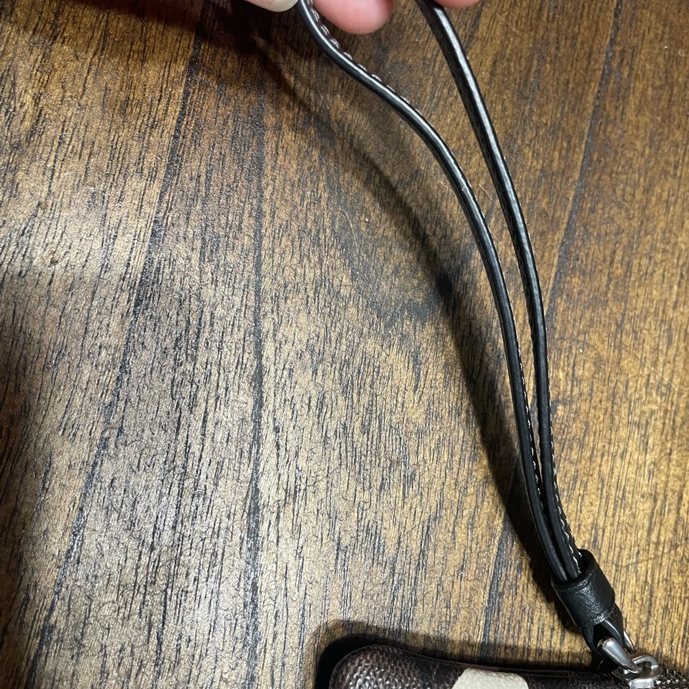 Coach heart wristlet - Picture 7 of 8